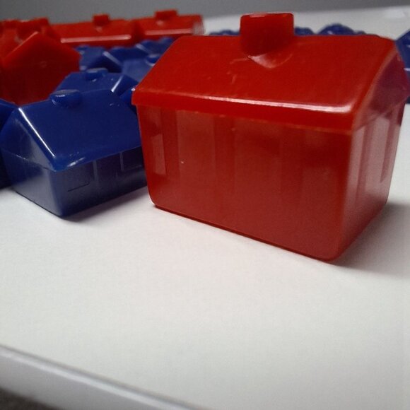 Monopoly Replacement Pieces: 32 Houses 12‎ Hotels 2 Dice - Picture 2 of 3